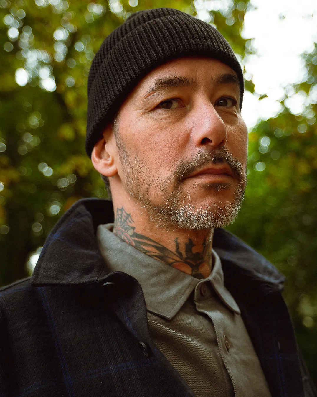 Portret van een man met muts en tatoeage