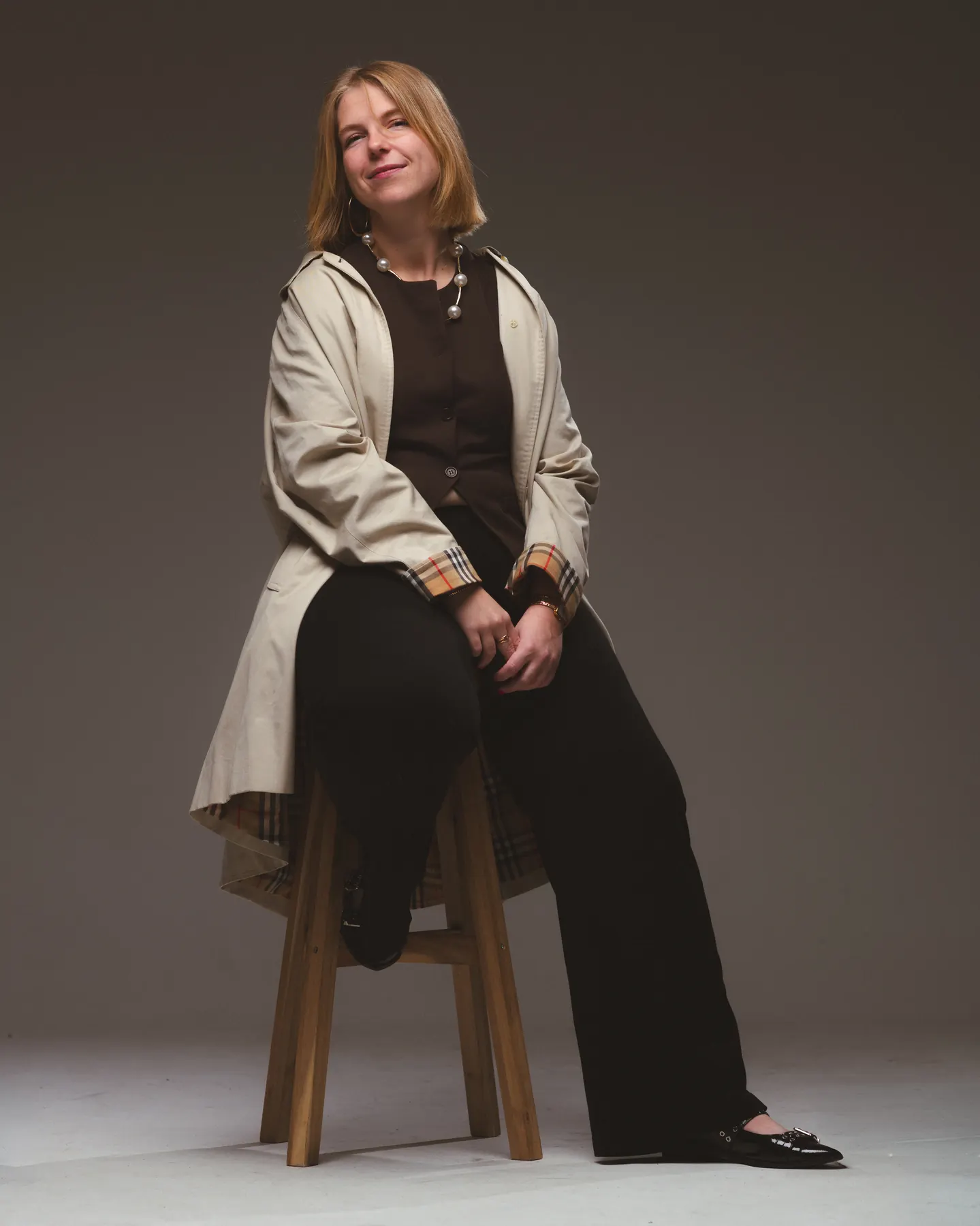Vrouw op een kruk in de studio